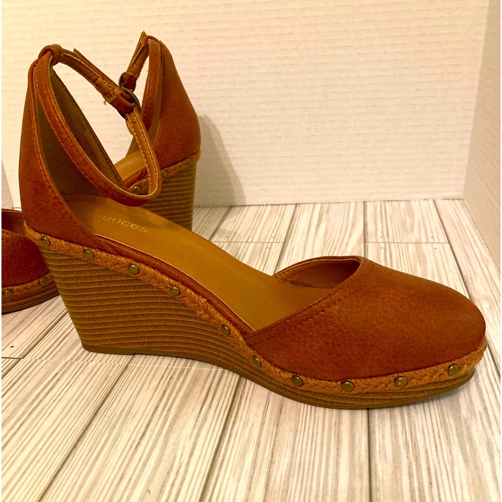 Maurice ladies wedge shoe size 9 brown faux leather closed toe Ankle strap